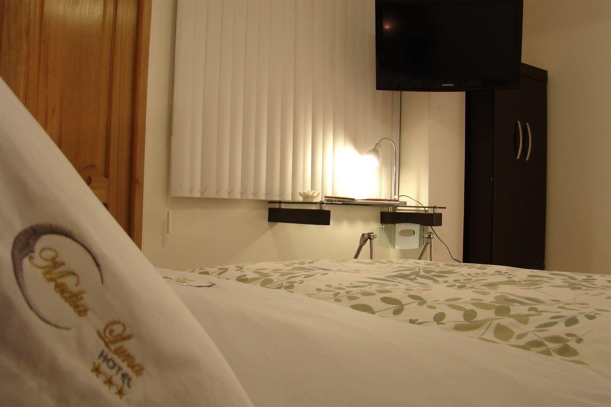 Hostal Media Luna Trujillo Dış mekan fotoğraf